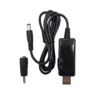 کابل و تبدیل USB افزاینده ولتاژ چندمنظوره 5 ولت به 9 و 12 ولت یک مبدل کاربردی برای تبدیل خروجی 5 ولت USB به 9 ولت یا 12 ولت DC است که امکان تغذیه انواع دستگاه‌های الکترونیکی را از طریق پاوربانک، شارژر USB، لپ‌تاپ یا سایر منابع تغذیه USB فراهم می‌کند. این کابل با بهره‌گیری از مدار افزاینده ولتاژ (Boost Converter)، ولتاژ ورودی 5 ولت را به خروجی پایدار 9 یا 12 ولت تبدیل کرده و گزینه‌ای مناسب برای استفاده در شرایطی است که دسترسی به آداپتور برق وجود ندارد. این مبدل برای راه‌اندازی انواع مودم، روتر، دوربین مداربسته، گیرنده دیجیتال، اسپیکر، فن، تجهیزات شبکه، بردهای الکترونیکی و سایر دستگاه‌های سازگار با ورودی 9 یا 12 ولت طراحی شده است. وجود کانکتور DC استاندارد و قابلیت انتخاب ولتاژ خروجی، انعطاف‌پذیری بالایی را برای استفاده با تجهیزات مختلف فراهم می‌کند. کابل تبدیل USB افزاینده ولتاژ از مدارهای محافظ در برابر اتصال کوتاه، اضافه‌جریان و نوسانات ولتاژ بهره می‌برد تا از دستگاه‌های متصل محافظت کرده و عملکردی ایمن و پایدار ارائه دهد. طراحی سبک، ابعاد جمع‌وجور و نصب آسان، حمل و استفاده از این محصول را در منزل، محل کار، سفر و پروژه‌های الکترونیکی بسیار ساده کرده است.