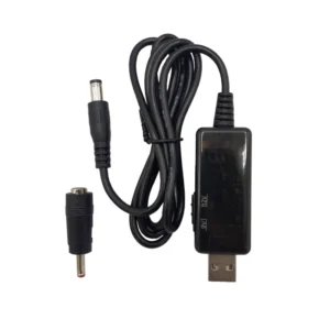 کابل و تبدیل USB افزاینده ولتاژ چندمنظوره 5 ولت به 9 و 12 ولت یک مبدل کاربردی برای تبدیل خروجی 5 ولت USB به 9 ولت یا 12 ولت DC است که امکان تغذیه انواع دستگاه‌های الکترونیکی را از طریق پاوربانک، شارژر USB، لپ‌تاپ یا سایر منابع تغذیه USB فراهم می‌کند. این کابل با بهره‌گیری از مدار افزاینده ولتاژ (Boost Converter)، ولتاژ ورودی 5 ولت را به خروجی پایدار 9 یا 12 ولت تبدیل کرده و گزینه‌ای مناسب برای استفاده در شرایطی است که دسترسی به آداپتور برق وجود ندارد. این مبدل برای راه‌اندازی انواع مودم، روتر، دوربین مداربسته، گیرنده دیجیتال، اسپیکر، فن، تجهیزات شبکه، بردهای الکترونیکی و سایر دستگاه‌های سازگار با ورودی 9 یا 12 ولت طراحی شده است. وجود کانکتور DC استاندارد و قابلیت انتخاب ولتاژ خروجی، انعطاف‌پذیری بالایی را برای استفاده با تجهیزات مختلف فراهم می‌کند. کابل تبدیل USB افزاینده ولتاژ از مدارهای محافظ در برابر اتصال کوتاه، اضافه‌جریان و نوسانات ولتاژ بهره می‌برد تا از دستگاه‌های متصل محافظت کرده و عملکردی ایمن و پایدار ارائه دهد. طراحی سبک، ابعاد جمع‌وجور و نصب آسان، حمل و استفاده از این محصول را در منزل، محل کار، سفر و پروژه‌های الکترونیکی بسیار ساده کرده است.